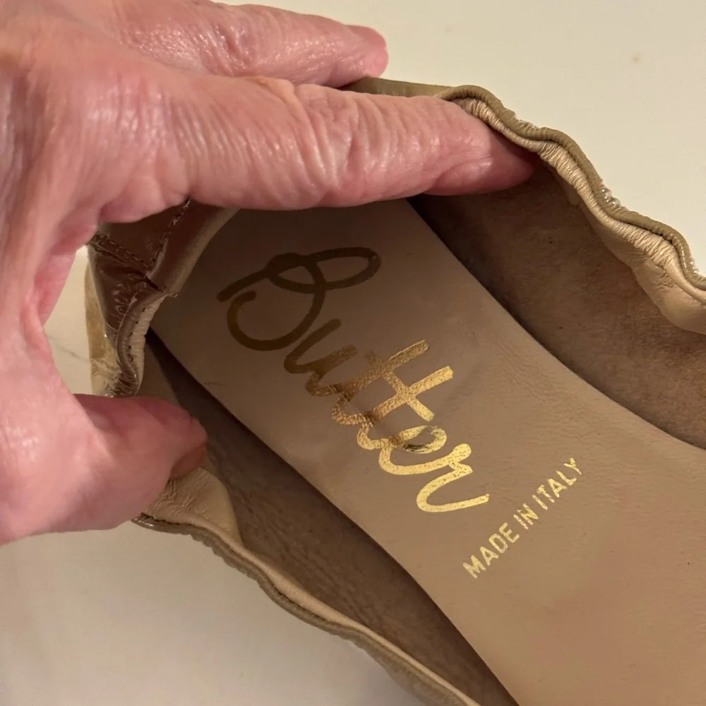 BUTTER MADE IN ITALY TAUPE PATENT LEATHER BOW BALLOT FLATS!